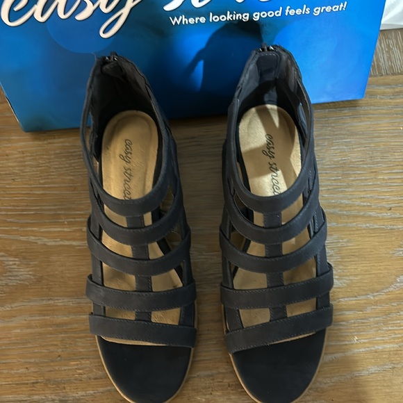 Easy Street women’s navy suede look shoes. Zips up the back. Size 7M - Picture 3 of 7